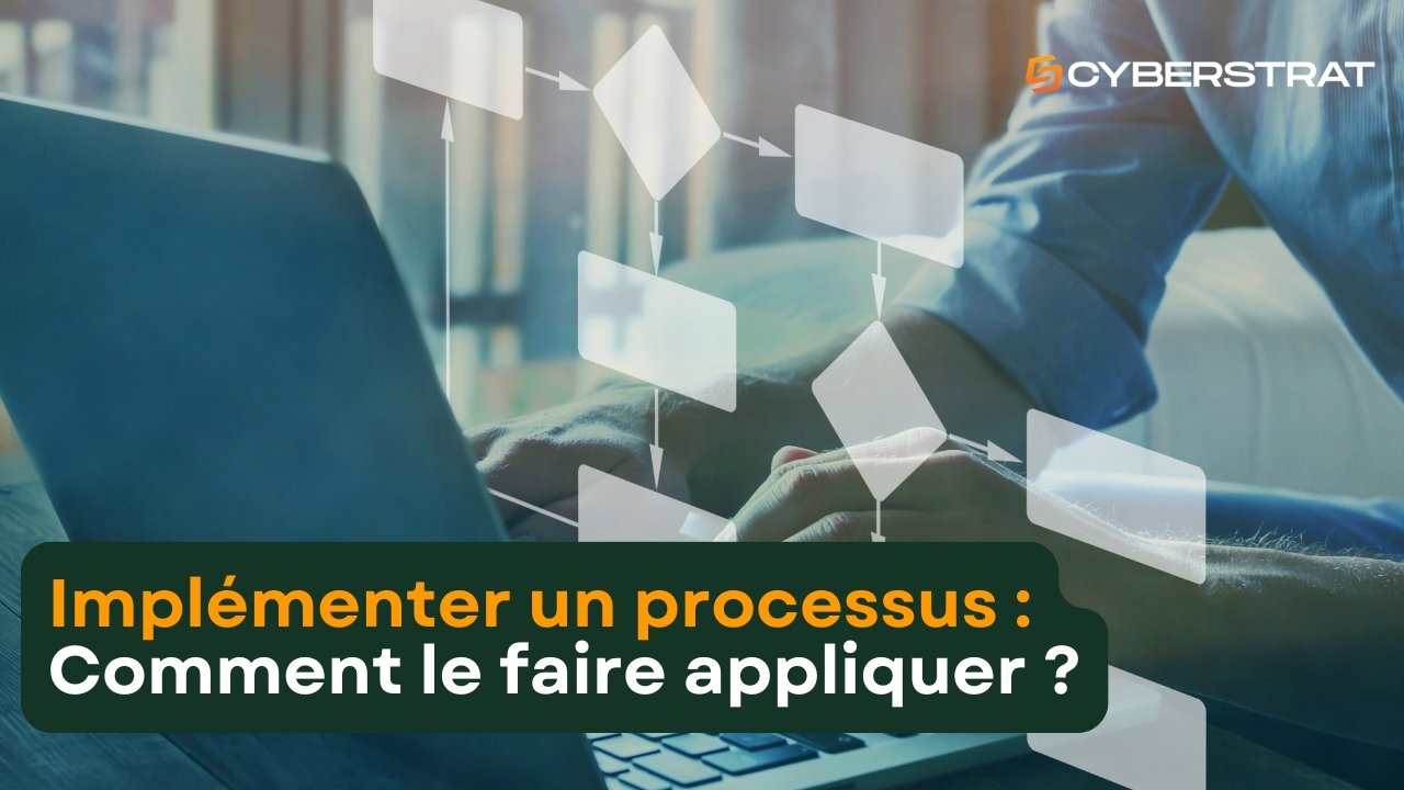 Responsable conformité comparant une procédure écrite aux pratiques observées sur le terrain